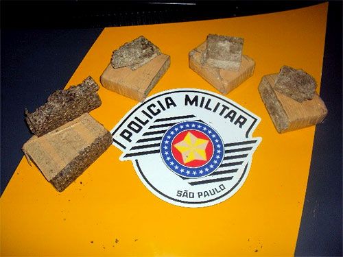 Dupla é presa com droga em Castilho - Polícia Militar Rodoviária/Divulgação Dupla é presa com droga em Castilho - Polícia Militar Rodoviária/Divulgação