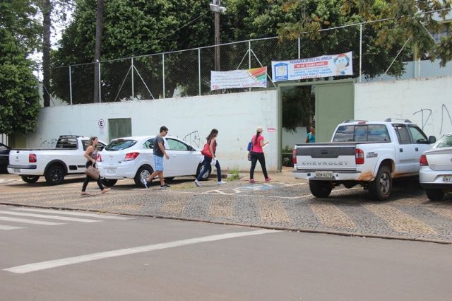 Candidatos durante a entrada para prova que ocorreu neste domingo. Foto: Divulgação/Prefeitura  