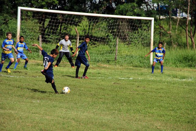 Meninos do Sub-11 durante partida de Torneio Início do Governo de Andradina. Foto: Divulgação/Prefeitura