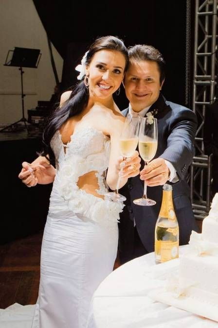 Filha de sertanejo Giovani diz que ele não paga pensão - Giovani e a atual mulher, Ana carolina. Eles oficializaram a união em 2010 Foto: Divulgação / Caras 