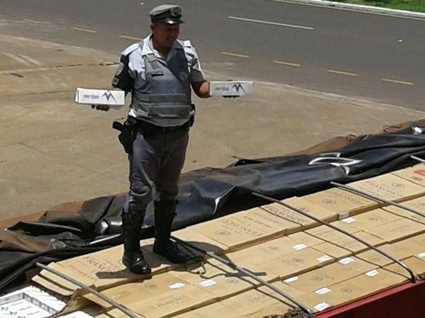 Policial mostra a carga apreendida nesta segunda-feira (26) (Foto: Divulgação/TOR)