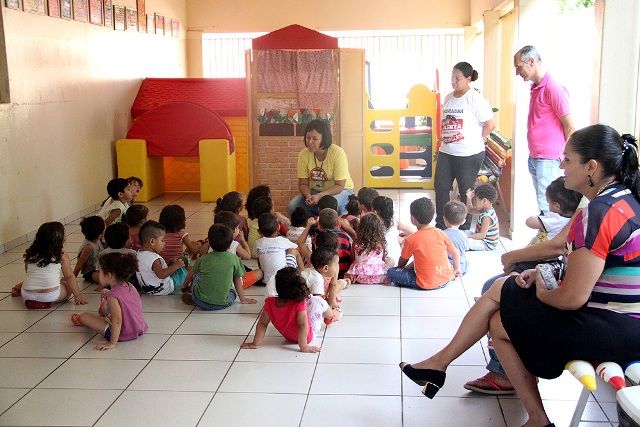 Alunos das CEIs (Centro de Educação Infantil) têm orientações com teatro de fantoches. Foto: Divulgação