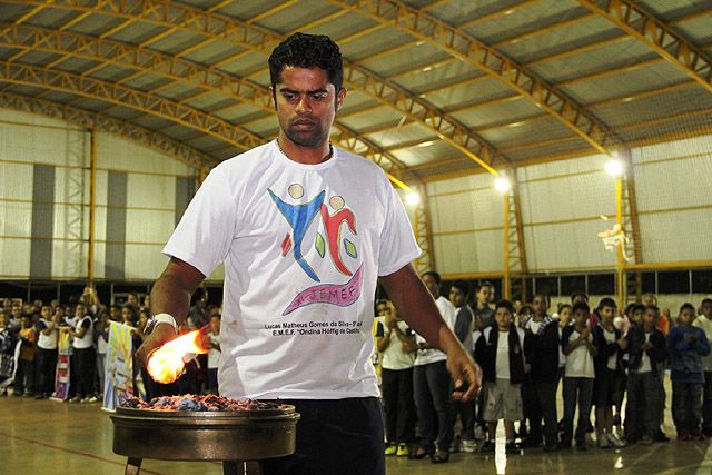 Fabrício Carvalho acende pira olímpica em Andradina. Foto: Divulgação/Prefeitura