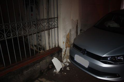 Gol atinge parede de clínica. Foto: O Jornal da Re