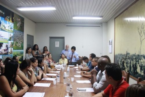 Prefeito Jamil Ono dá posse aos novos membros do Conselho Municipal de Educação. Foto: Divulgação/Prefeitura