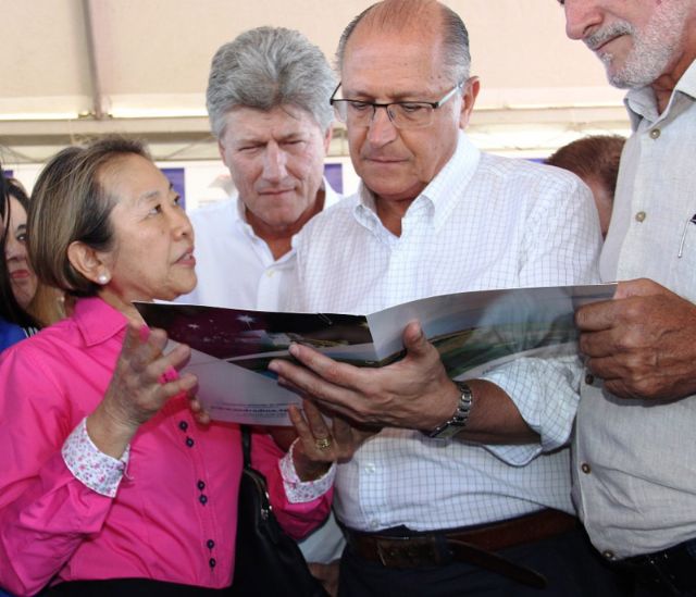 Tamiko conversa com Alckmin durante visita do governador a região. Foto: Divulgação/Prefeitura