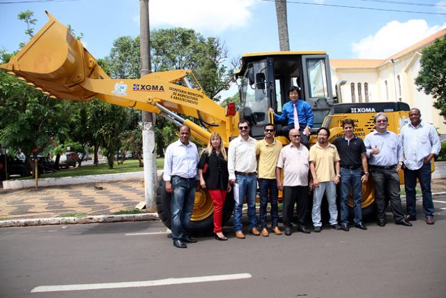  Jamil recebe pá carregadeira que será utilizada na reforma e manutenção das estradas rurais   . Foto: Divulgação/Prefeitura