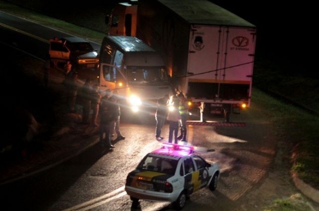 Van e caminhão se prensam em Andradina. Foto: Portal Castilho