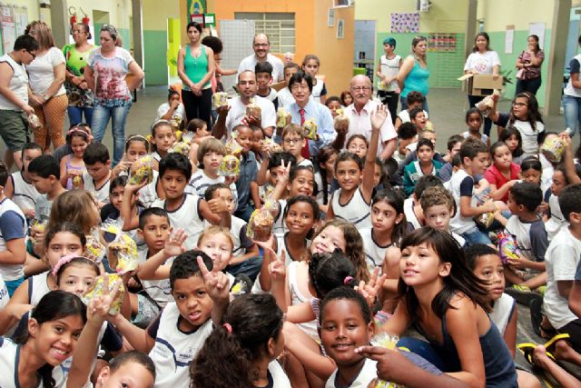 Jamil participa de entrega de chocotones na escola Ondina Hofig de Castilho, no Pereira Jordão . Foto: Divulgação/Prefeitura