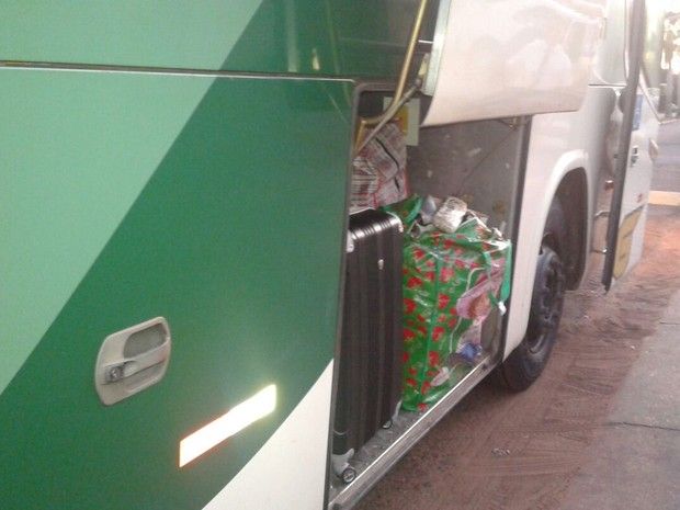 Material apreendido foi localizado no bagageiro do ônibus (Foto: Divulgação/ Polícia Rodoviária)