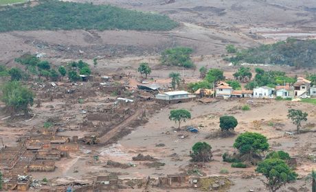 Os rejeitos formaram uma onda de lama que destruiu o distrito de Bento Rodrigues e chegou a outras regiões de Minas Gerais e do Espírito SantoCorpo de Bombeiros/MG - Divulgação