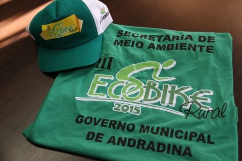 Kit de boné e camiseta está sendo entregue no ato da inscrição para o IIO Ecobike Rural do Governo de Andradina. Foto: Divulgação/Prefeitura