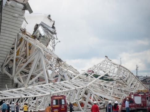 – A queda de um guindaste nas obras do estádio do Corinthians, o Itaquerão, que será palco da abertura da Copa do Mundo de 2014, causou a morte de duas pessoas e deixou um ferido (Marcelo Camargo / Agência Brasil)