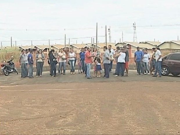 Moradores aguardam para receber casas em Ilha Solteira (Foto: Reprodução/ TV TEM)