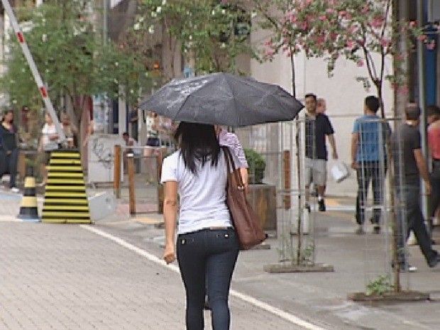 Guarda-chuva foi objeto indispensável na manhã deste sábado em Rio Preto (Foto: Reprodução/TV TEM)