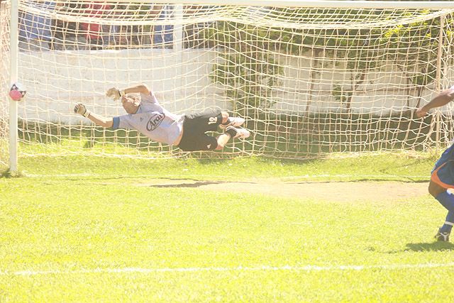 Dida agarra cobrança de pênalti. Goleiro foi destaque. Foto: Fabiano Marinho / Andravirtual