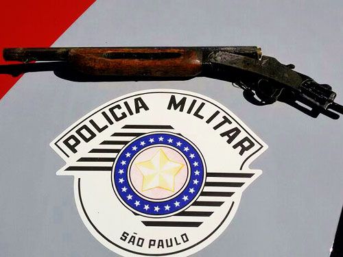 A arma usada pelo atirador, uma espingarda calibre 28, foi apreendida pela equipe da Polícia Militar. Foto: Polícia Militar/Divulgaçã