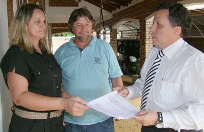 Advogado Gil Ortuzal entrega a Josiane o pedido assinado pelo promotor onde solicita a transferência do inquérito para a DDM de Andradina. Foto: Folha Regional