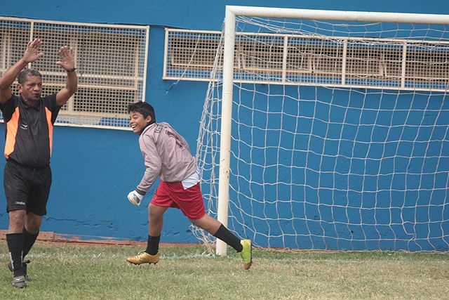 Goleiro do ATC comemora após pegar pênalti que deu título. Foto: Fabiano Marinho / Andravirtual