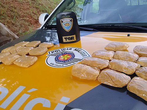 Foram encontrados cerca de 3 quilos de cocaína, que estavam escondidos dentro do forro da blusa. Foto: Polícia Militar Rodoviária/Divulgação 