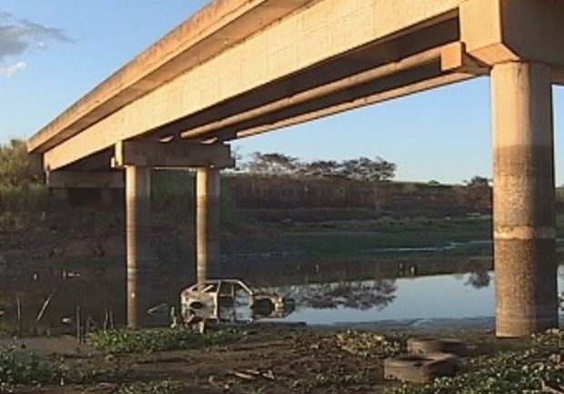 Estiagem deixou carcaças à mostra (Foto: Reprodução / TV TEM)