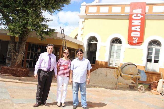 Vice-prefeito Dr. Charles, o secretário de Cultura Gil Ortuzal e a adjunte de Obras Mara vistoriaram as obras do início da reestruturação do prédio. Foto: Divulgação
