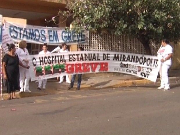 Funcionários fazem greve em frente ao hospital em Mirandópolis, SP (Foto: Reprodução / TV Tem)