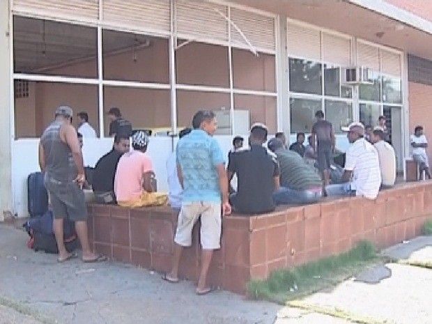 Trabalhadores aguardam definição para voltarem para casa (Foto: Reprodução/ TV TEM)