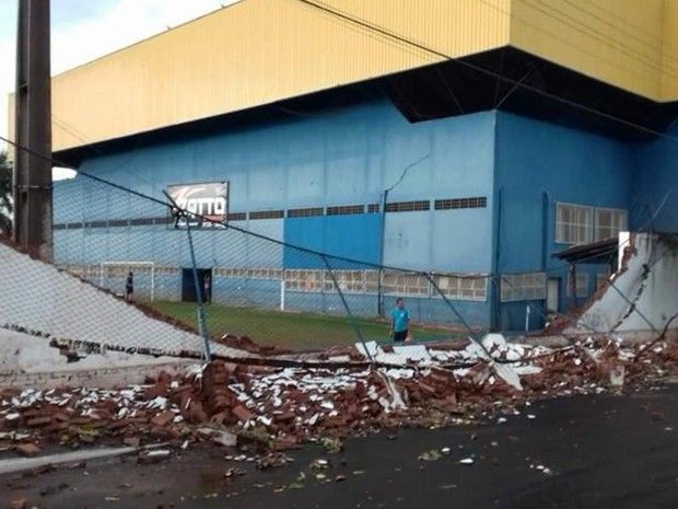 Chuva forte na região derruba muro de clube em Andradina - 