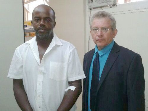 dson (à esq.) com o delegado Tadeu Coelho; ele fez reconstituição do crime em Pereira Barreto. Foto: Divulgação