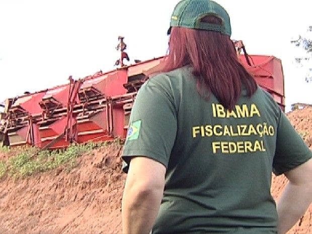 Fiscalização do Ibama durante um dos acidentes na ferrovia da região (Foto: Reprodução / TV Tem)