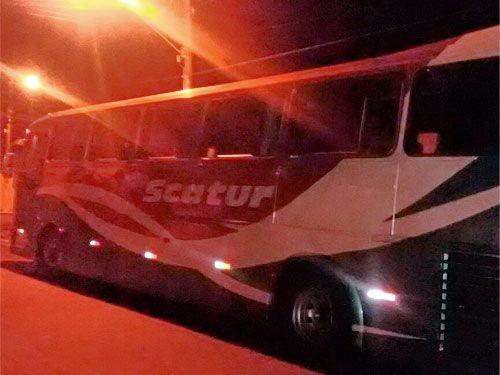 Ônibus na delegacia de Rinópolis; o veículo era ocupado por 26 passageiros de cidades da região. Foto: Divulgação