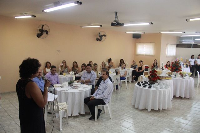 Consultora do Sebrae Josenayde fala durante café com empreendedoras algumas das histórias de sucesso que da cidade. Foto: Divulgação/Prefeitura