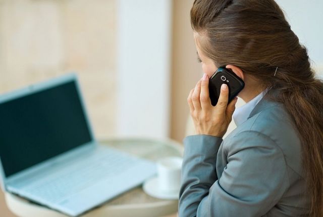 OMS já alertou sobre os riscos causados pelo uso excessivo do telefone celular / Shutterstock