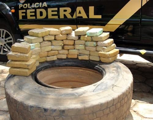 A droga estava escondida no estepe de um caminhão. Foto: Divulgação/Polícia Federal 