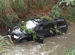 Carro caiu de uma altura de cinco metros (Foto: Reprodução / TV Tem)