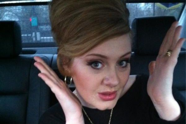 Adele volta ao trabalho após cirurgia - Divulgação/Twitter oficial Adele volta ao trabalho após cirurgia - Divulgação/Twitter oficial