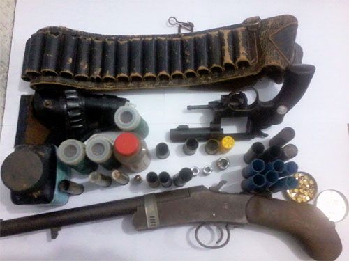 Armas, garrucha e revólver foram encontrados dentro da residência dos três acusados. Foto: Polícia Militar/Divulgação -