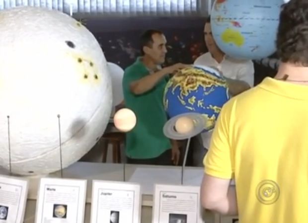 Deficientes visuais visitando o planetário especial (Foto: Reprodução TV TEM )