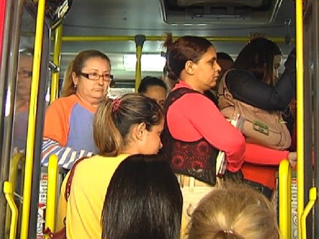 Ônibus lotado sai do Terminal Rodoviário de Rio Preto (Foto: Reprodução / TV Tem)