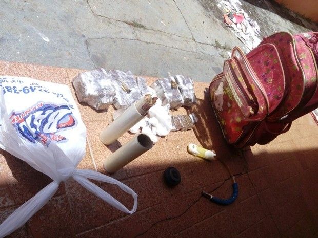 Droga foi apreendida na casa da inspetora de alunos (Foto: Divulgação/Polícia Militar)