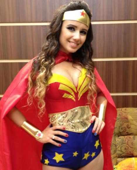 Paula Fernandes se veste de Mulher Maravilha   - Divulgação/Twiiter