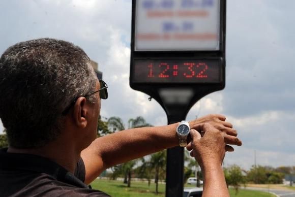 Descartada  a prorrogação, no  próximo  dia  22,  relógios  serão  atrasados  em  uma hora    Arquivo/Agência Brasil