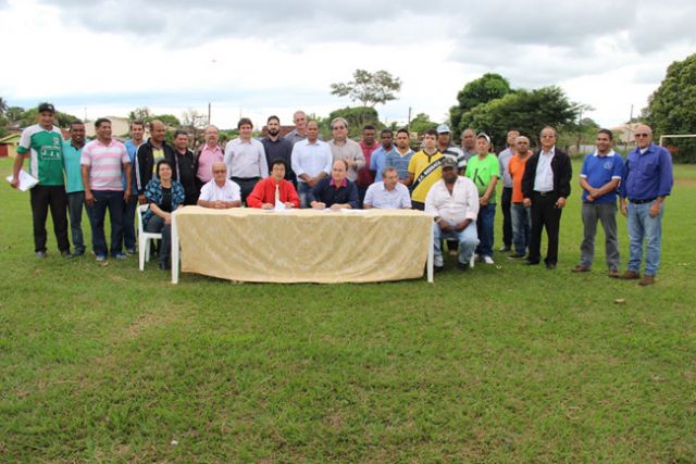 Prefeito Jamil assina contrato para melhorias do campo da Vila Mineira junto com moradores do bairro, representantes do legislativo e equipe de Governo. Foto: Divulgação/Prefeitura