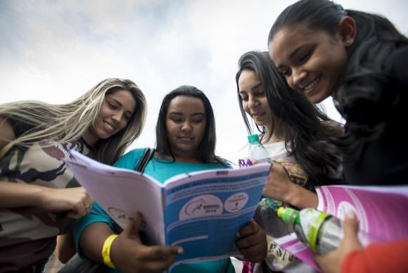 Estudantes observam prova do Exame Nacional do Ensino Médio (Enem). Arquivo/Marcelo Camargo/Agência Brasil
