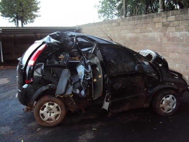 Carro em um dos acidentes ficou completamente destruído (Foto: Divulgação/Polícia Rodoviária Estadual)