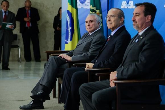 Presidente Michel Temer, o ministro da Casa Civil, Eliseu Padilha, e o presidente da Caixa Econômica Federal, Gilberto Occhi, no lançamento do programa Refrota, no Palácio do Planalto Marcos Corrêa/PR