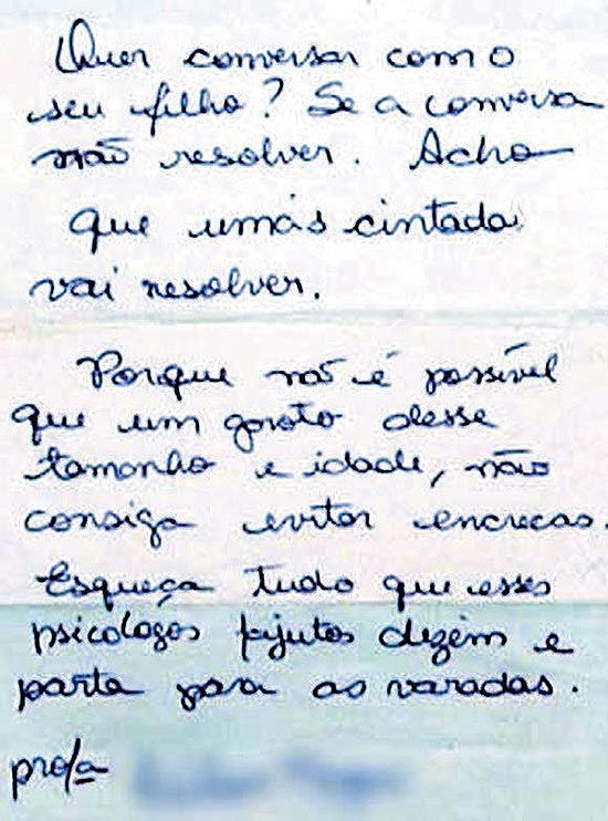 Professora 'orienta' pais a dar cintadas em aluno - Foto: Reprodução Professora 'orienta' pais a dar cintadas em aluno - Foto: Reprodução
