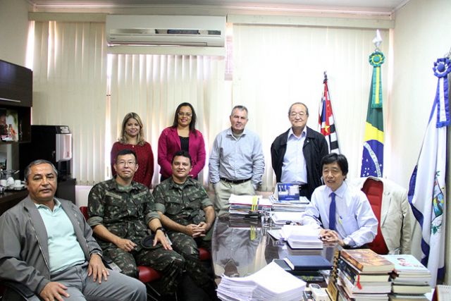  Jamil com o atual instrutor Cícero Vieira de Melo e com Leonardo Massaaki Minakawa, que chefia as atividades da unidade a partir de dezembro. Foto: Divulgação/Prefeitura