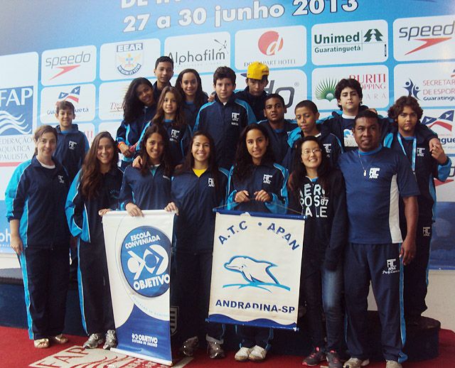 Equipe no pódio em São Paulo. Foto: Divulgação